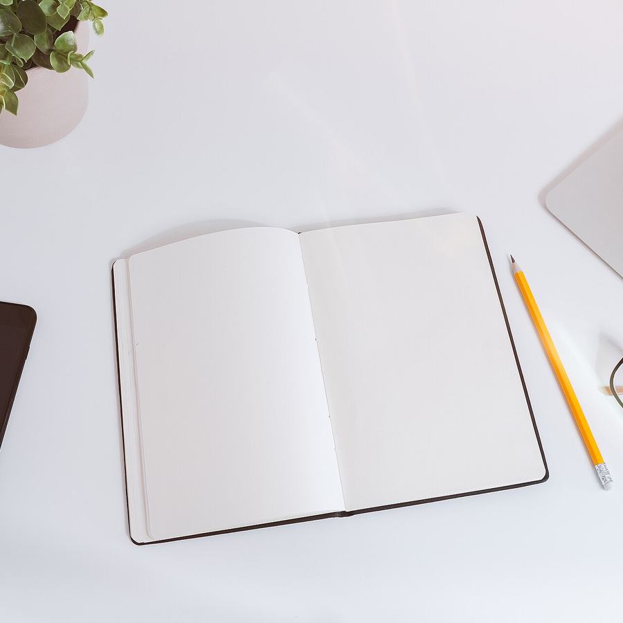 Carnet ouvert et crayon sur un bureau